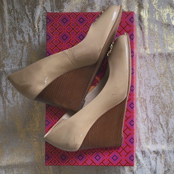 Tory Burch Jade 85mm peep toe wedge in Beige patent leather - Picture 8 of 10